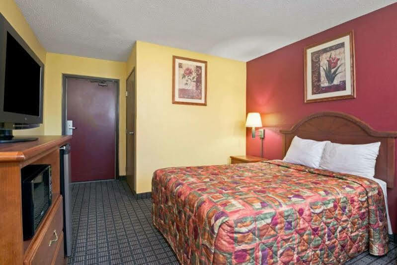 Travelodge By Wyndham Torrington Extérieur photo