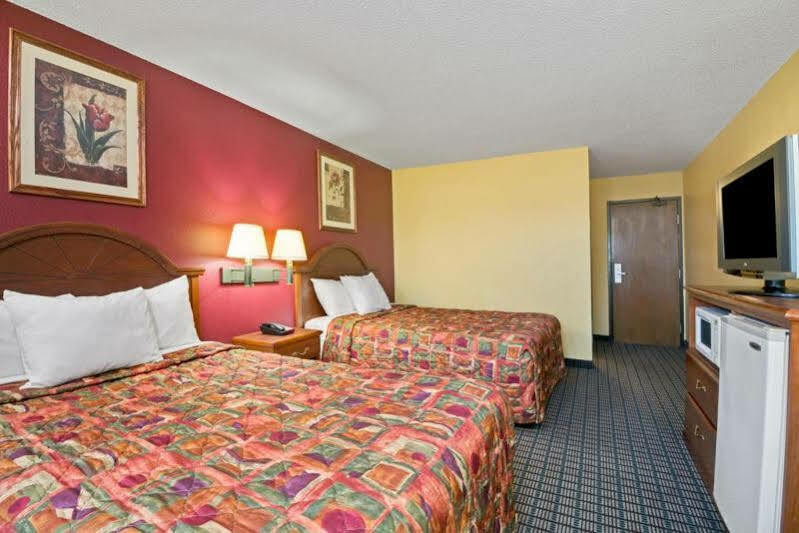 Travelodge By Wyndham Torrington Extérieur photo
